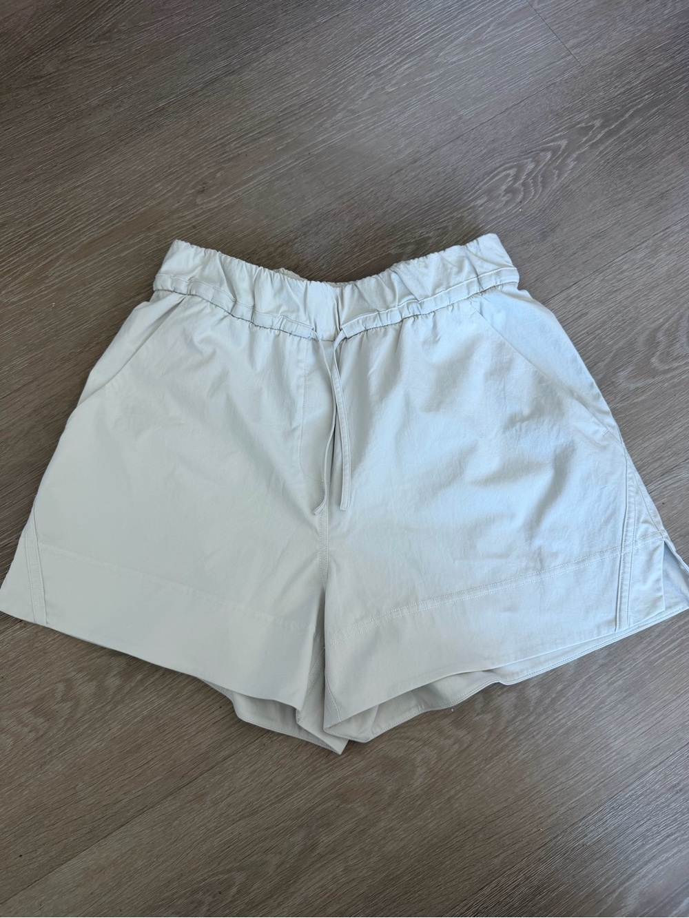 Lululemon cinchable waist high rise woven shorts 3.5” bone